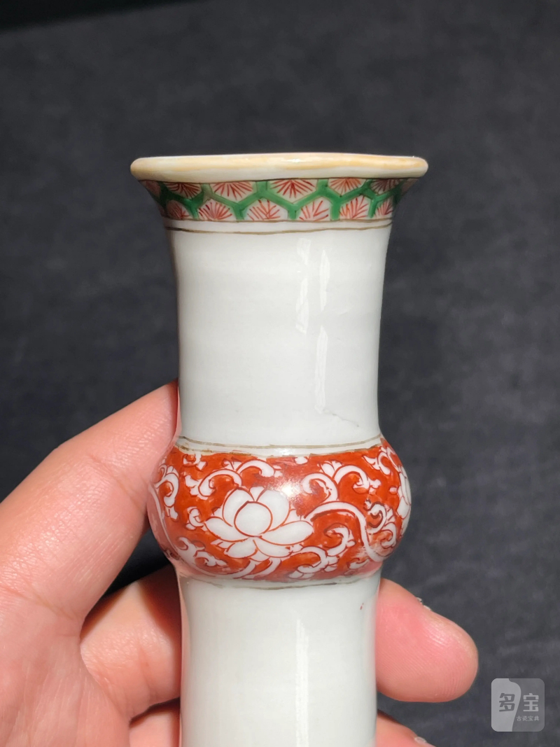 清康熙 五彩狮子纹蒜头瓶 - 图5
